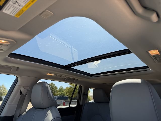 Used 2024 Toyota Highlander Platinum FWD image 25