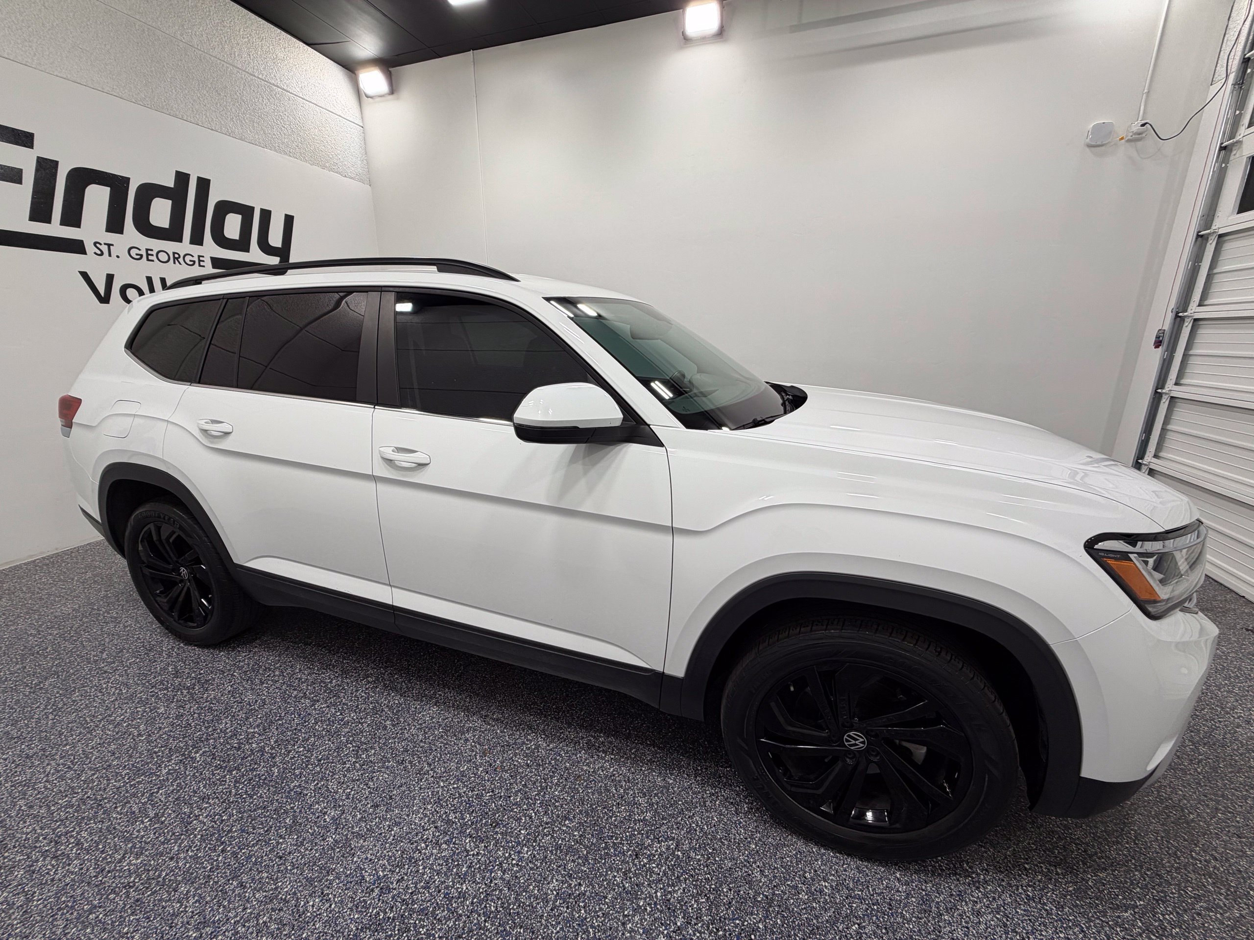 Certified 2023 Volkswagen Atlas SE w/ Black Wheel Package FWD image 9