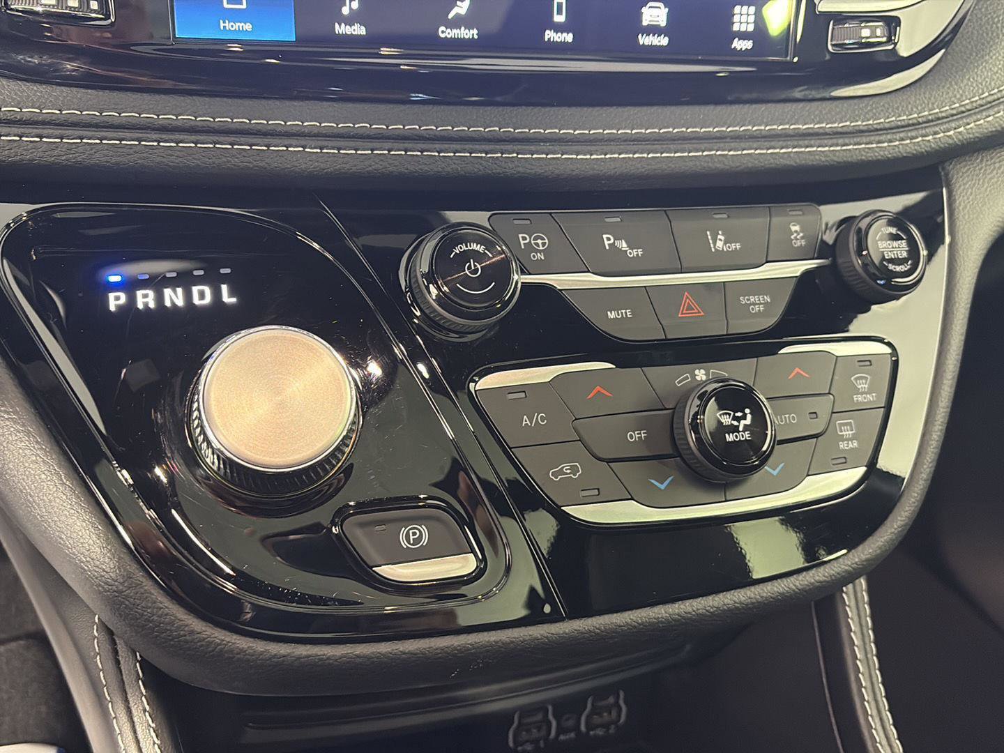 Used 2025 Chrysler Pacifica Premium image 34