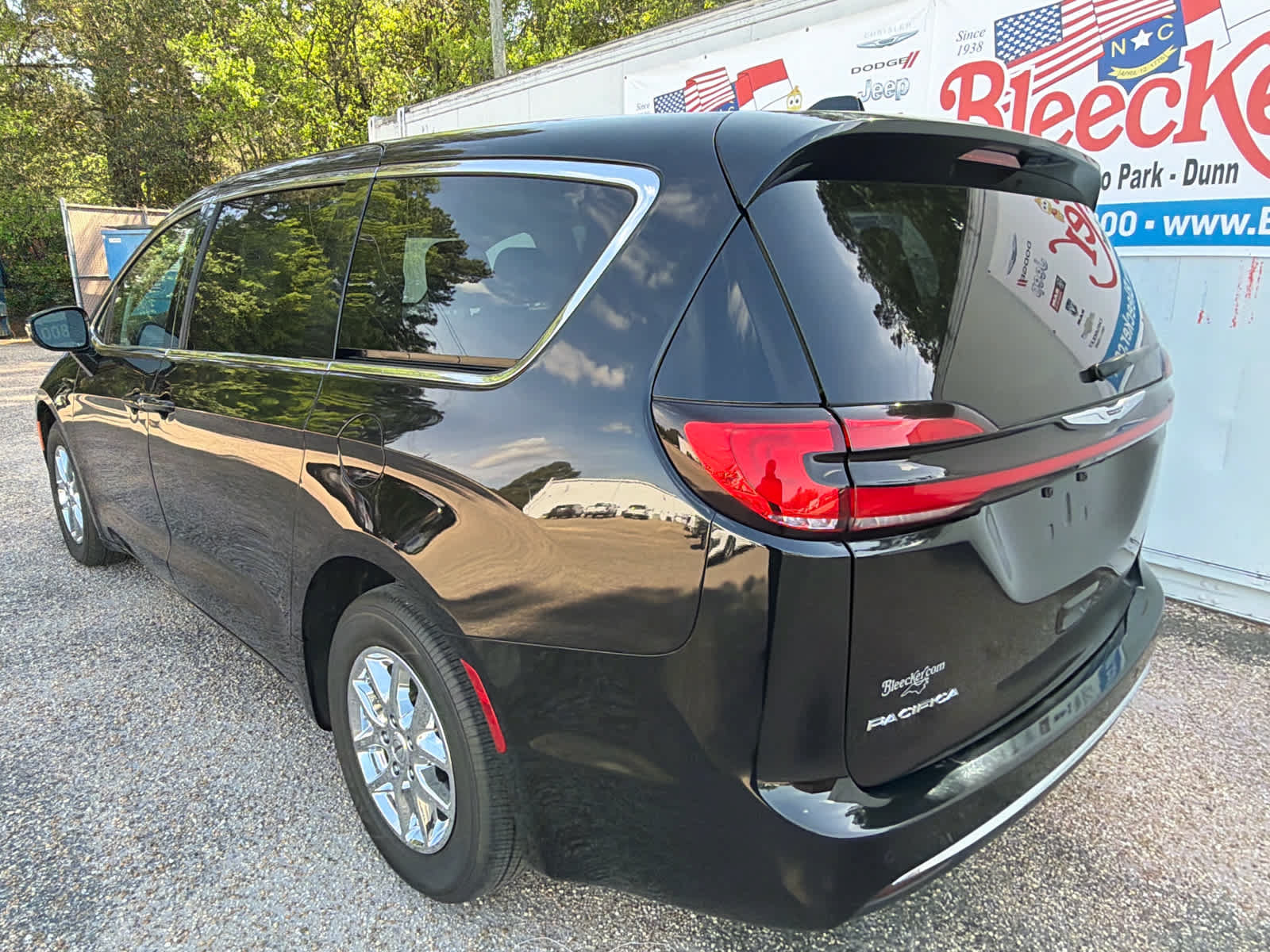 Used 2024 Chrysler Pacifica Touring-L FWD image 8