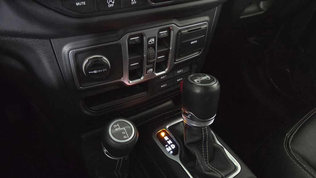Used 2018 Jeep Wrangler Unlimited Sahara AWD/4WD image 28