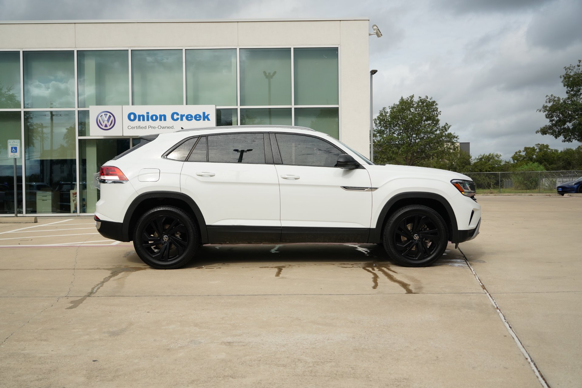 Used 2020 Volkswagen Atlas Cross Sport SEL w/ Cross Sport MDO Package FWD image 4