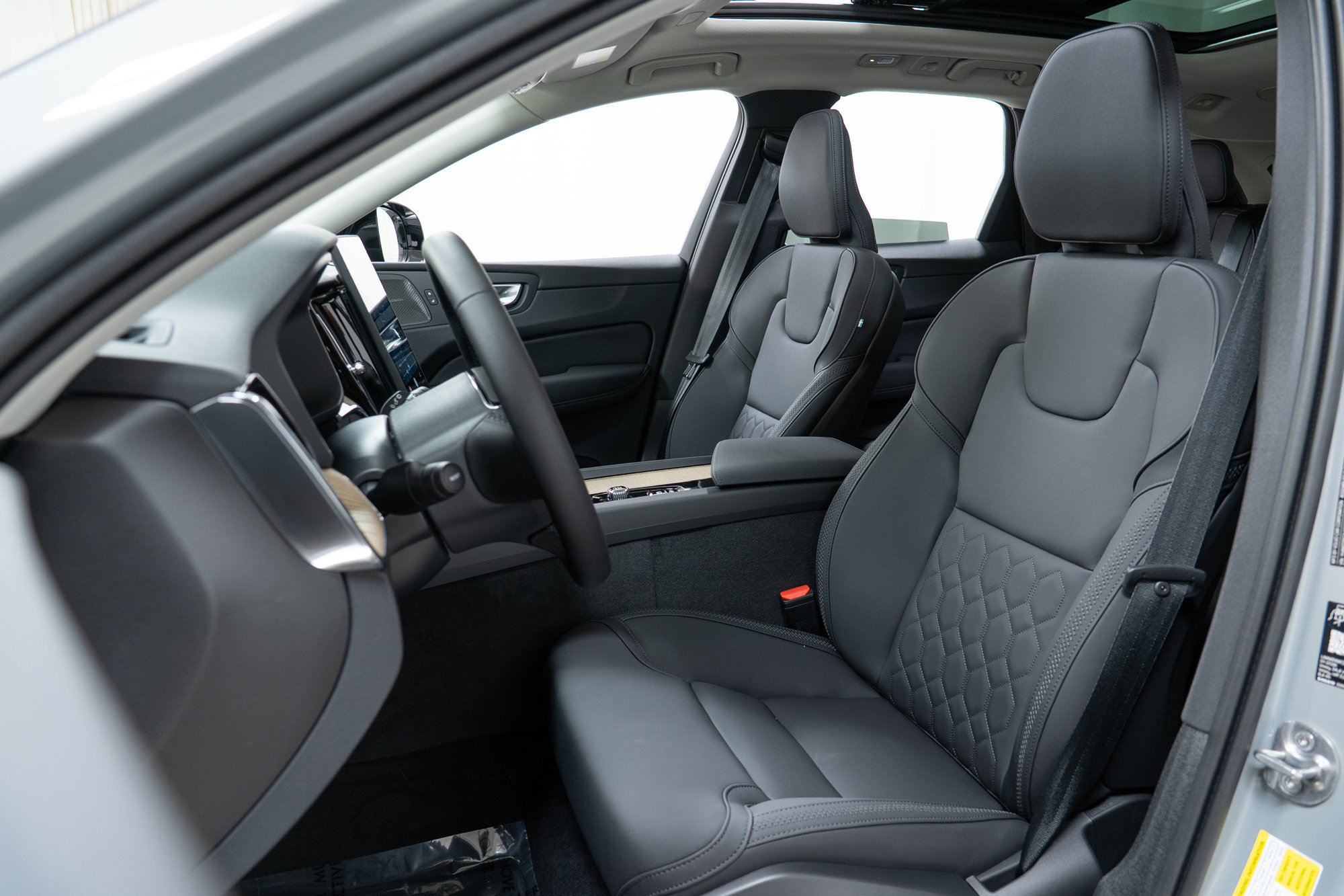 New 2027 Volvo XC60 B5 Plus AWD/4WD image 13