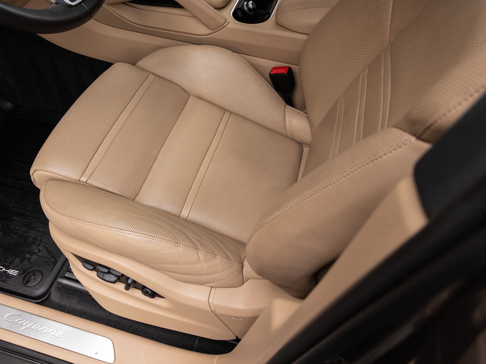 Certified 2022 Porsche Cayenne Coupe AWD/4WD image 23