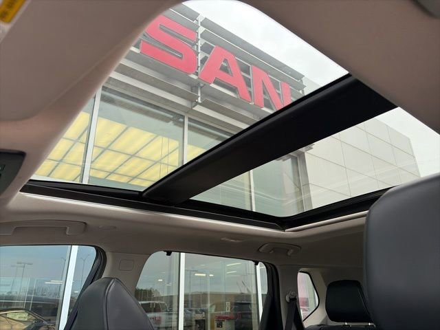 Used 2024 Nissan Rogue SV w/ SV Premium Package image 25