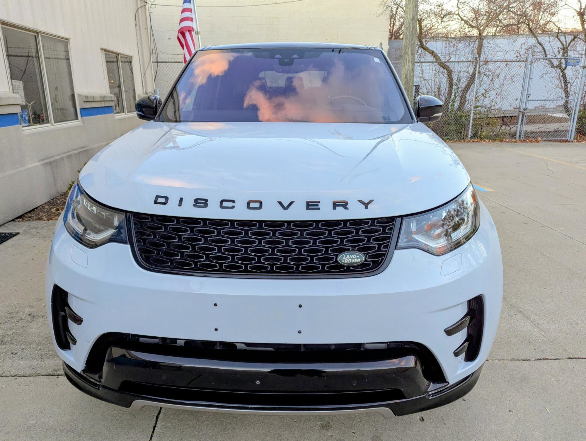 Used 2017 Land Rover Discovery HSE Luxury image 2