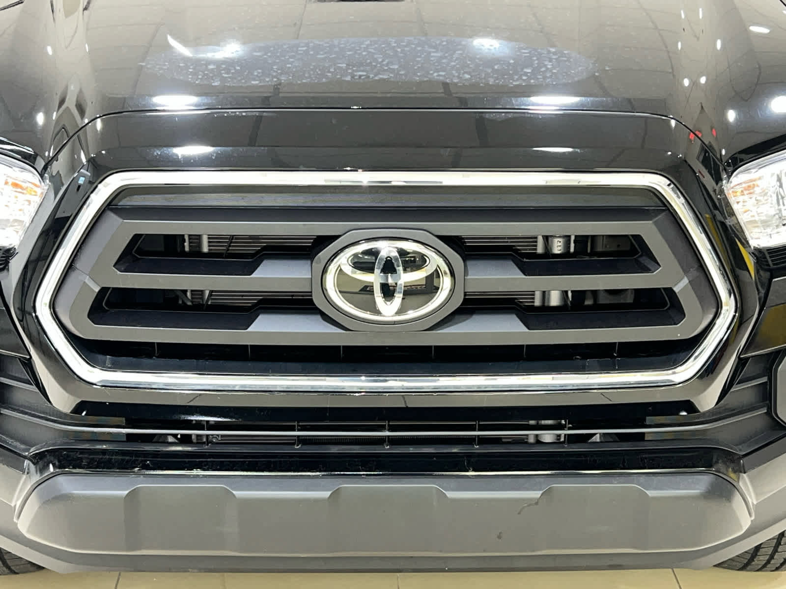 Used 2022 Toyota Tacoma SR5 w/ Technology Package image 4