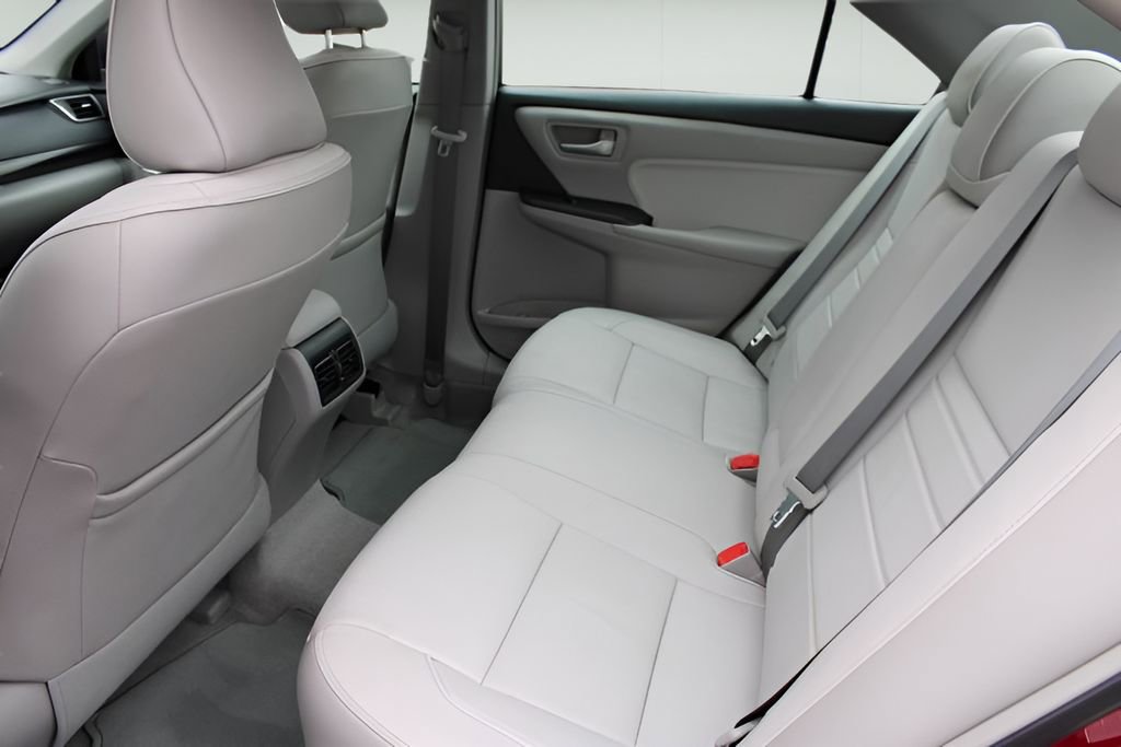 Used 2015 Toyota Camry XLE w/ Moonroof Package FWD image 19