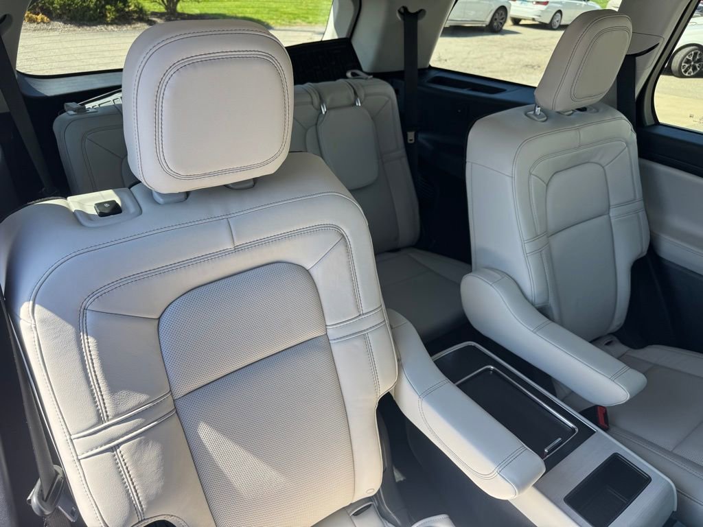 Used 2025 Lincoln Aviator Reserve w/ Jet Appearance Package AWD/4WD image 29