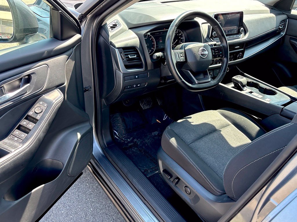 Used 2025 Nissan Rogue SV FWD image 8