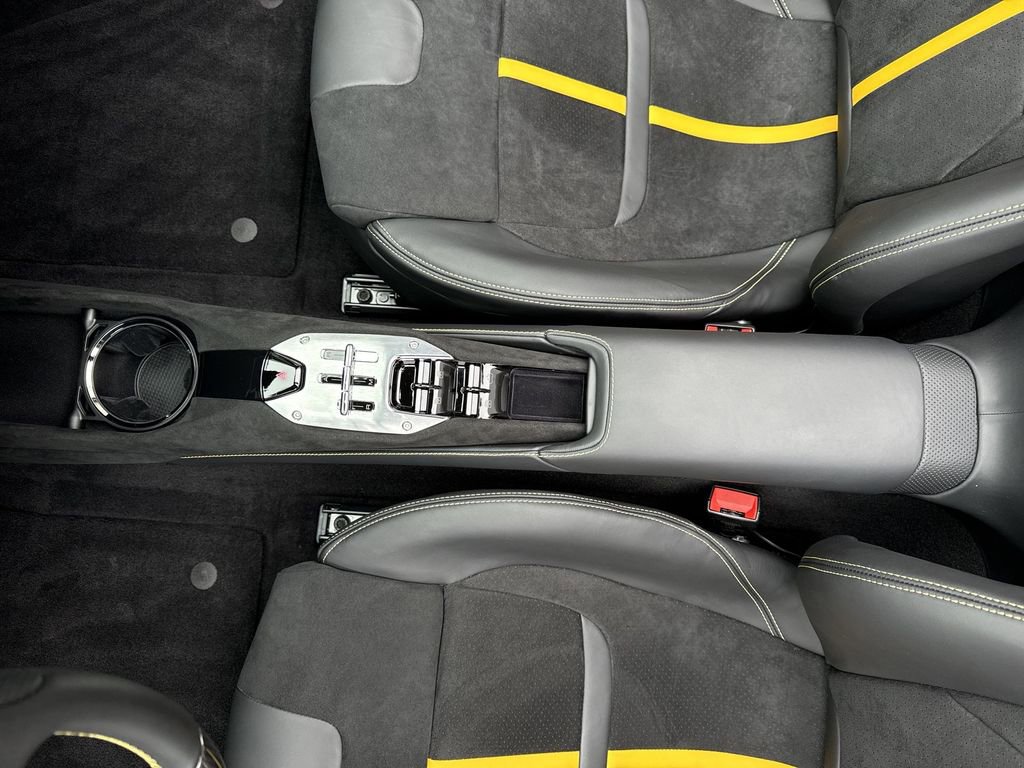 Used 2024 Ferrari SF90 Spider image 21