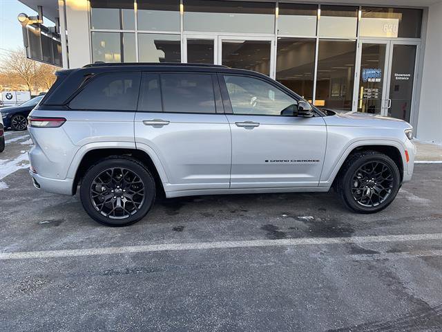 Used 2025 Jeep Grand Cherokee Summit w/ Obsidian Package image 2