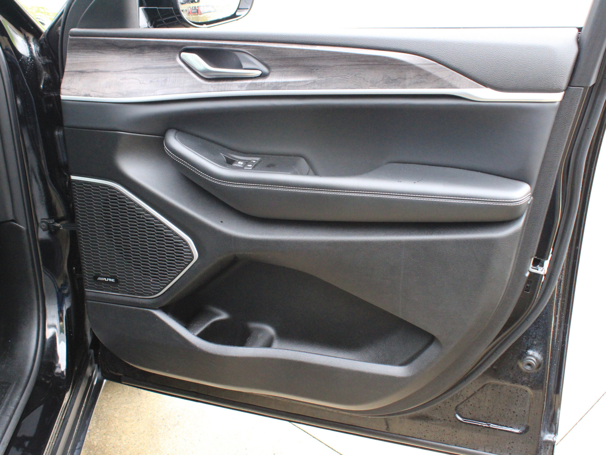 Used 2022 Jeep Grand Cherokee L Limited w/ Black Appearance Package AWD/4WD image 22