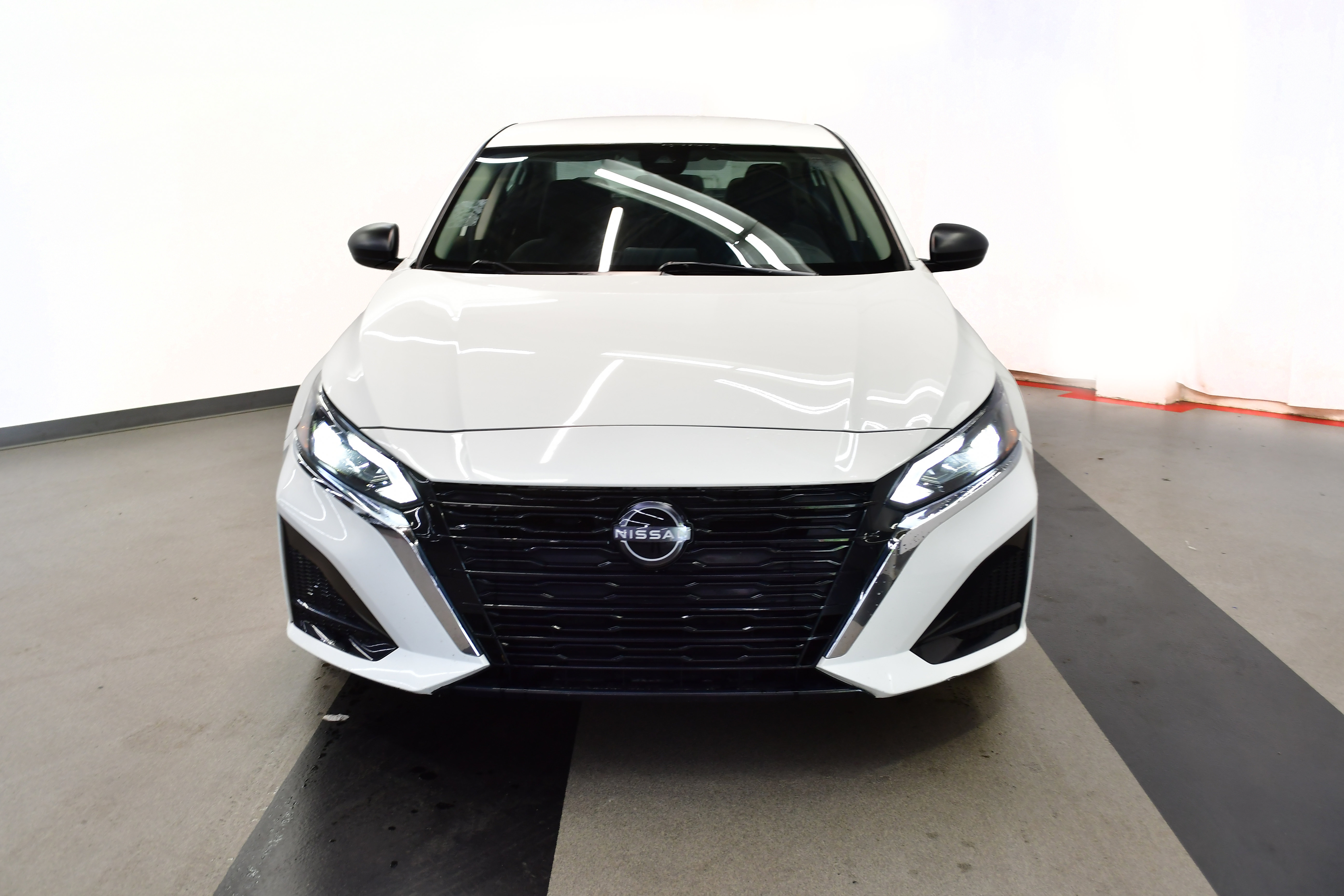 Used 2025 Nissan Altima 2.5 SV FWD image 3