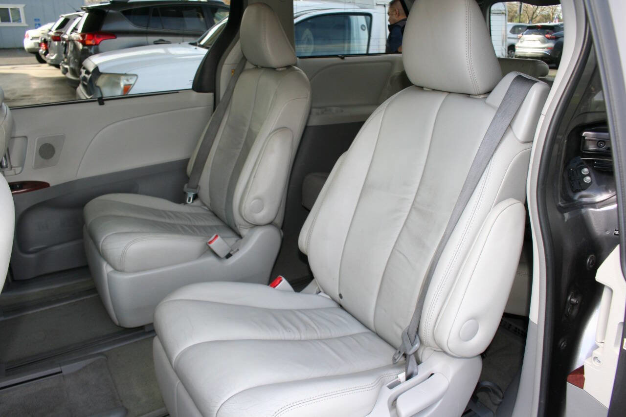Used 2014 Toyota Sienna XLE image 27
