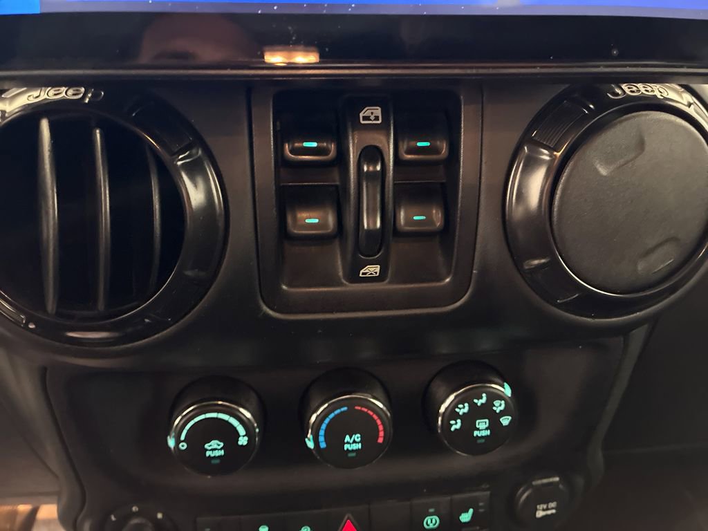 Used 2017 Jeep Wrangler Unlimited Sahara AWD/4WD image 15