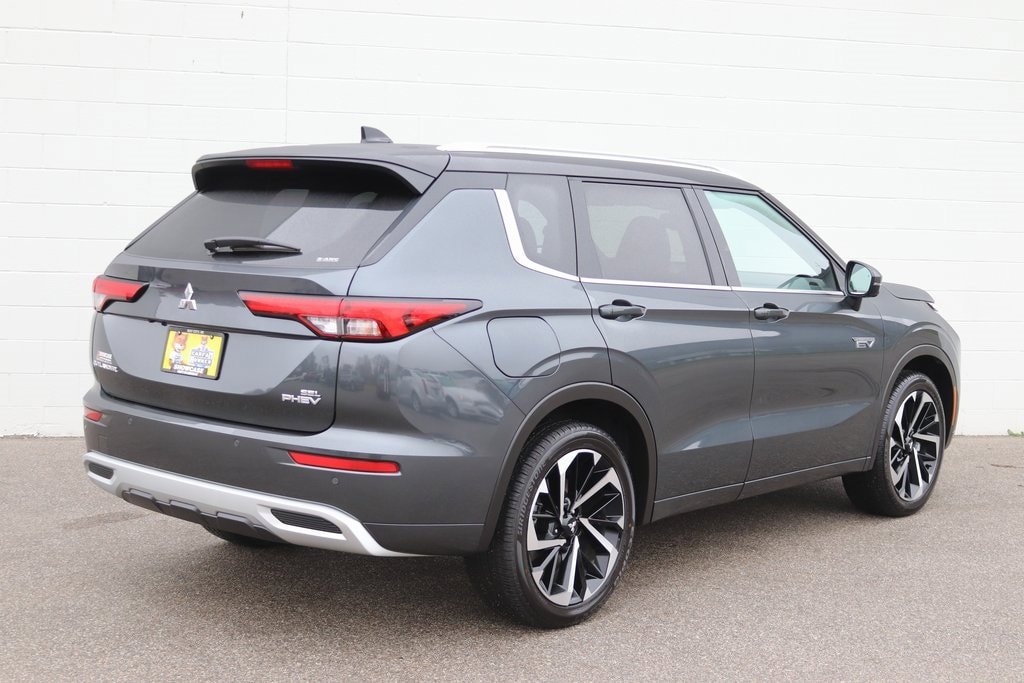 Used 2025 Mitsubishi Outlander SEL AWD/4WD image 2