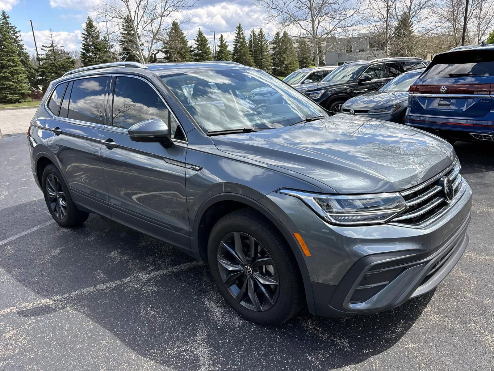 Used 2024 Volkswagen Tiguan SE w/ Panoramic Sunroof Package image 3
