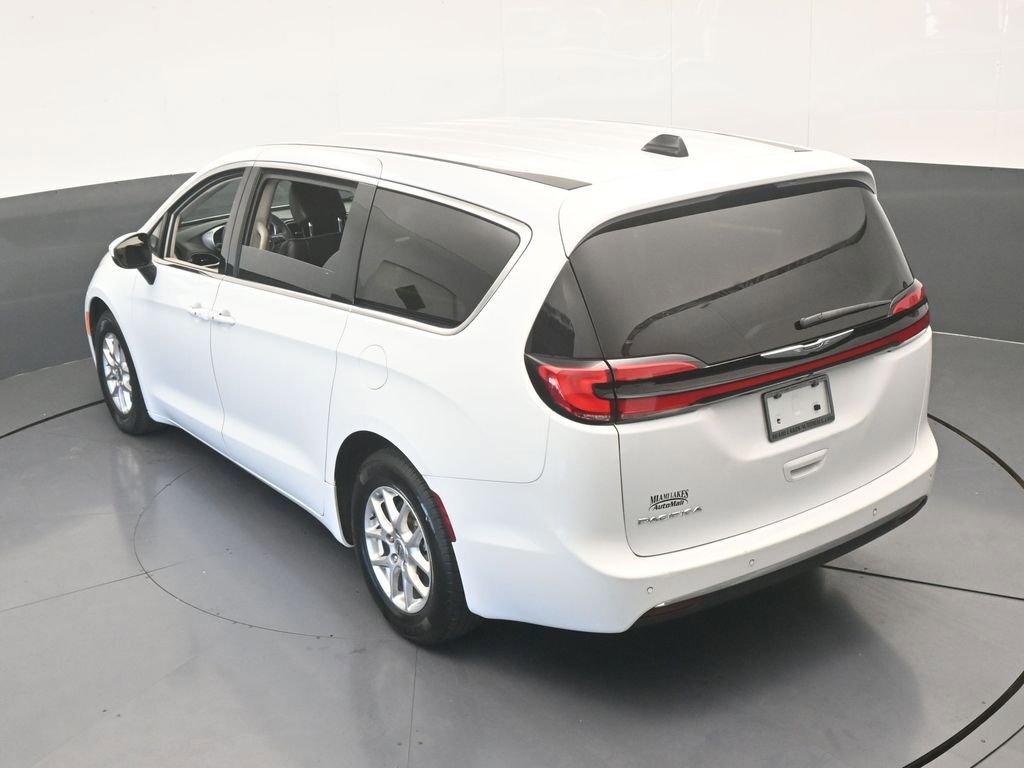 Used 2023 Chrysler Pacifica Touring-L image 51