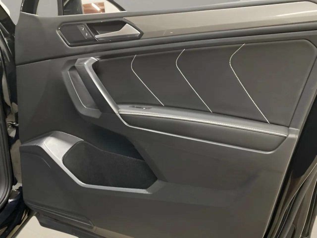 Used 2023 Volkswagen Tiguan SE w/ Panoramic Sunroof Package FWD image 82