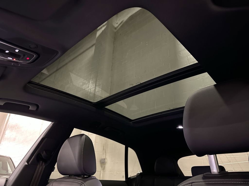 Used 2025 Audi Q8 Premium image 11