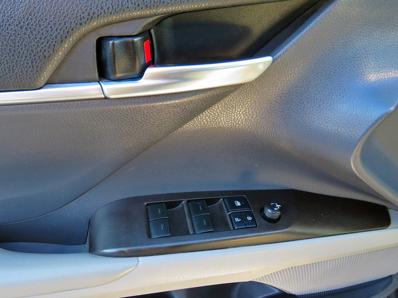 Used 2021 Toyota Camry SE image 25