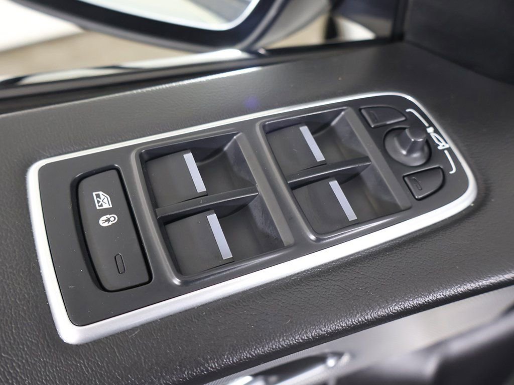 Used 2020 Jaguar F-PACE SVR image 41