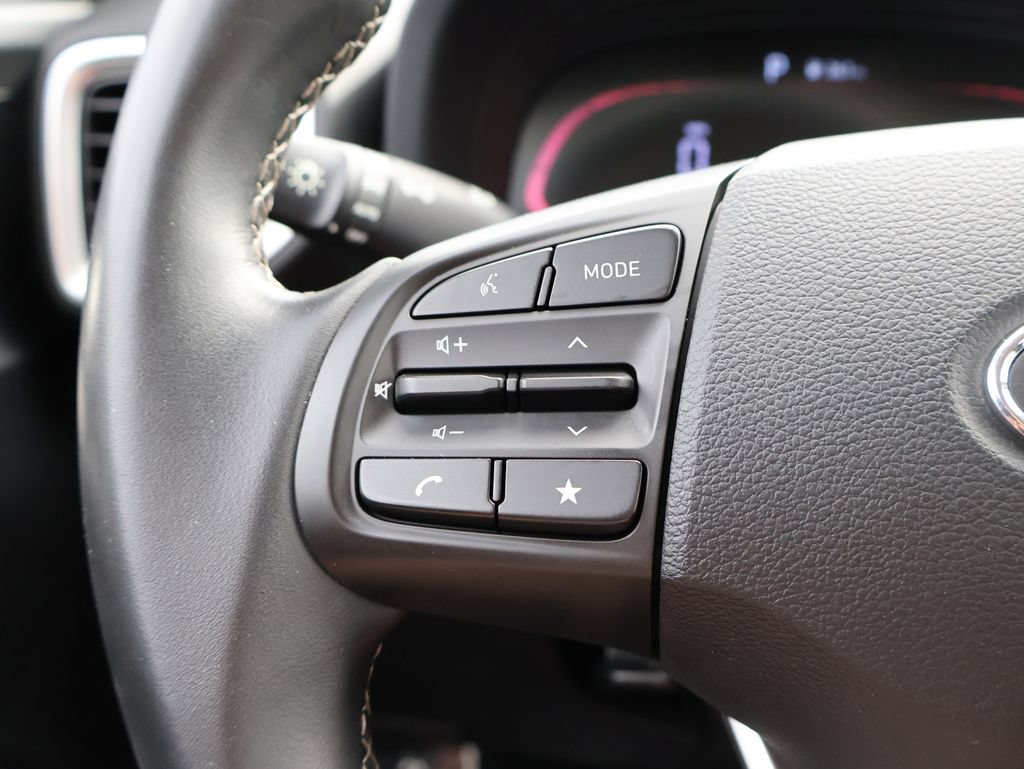 Used 2025 Hyundai Venue SEL FWD image 25