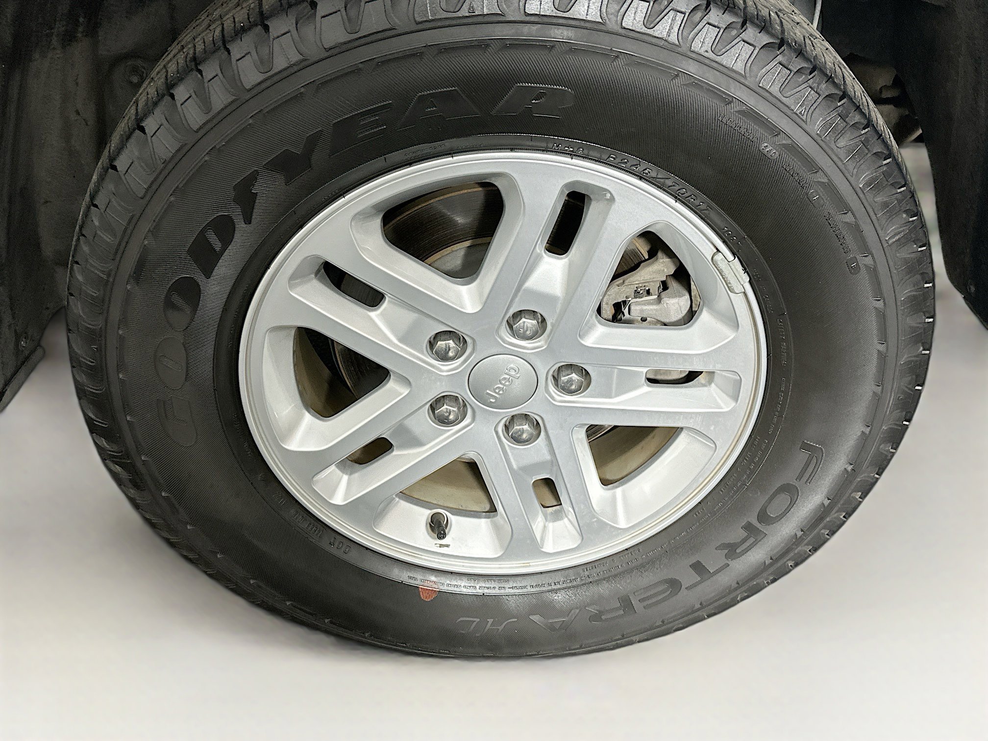 Used 2023 Jeep Grand Cherokee Laredo image 11