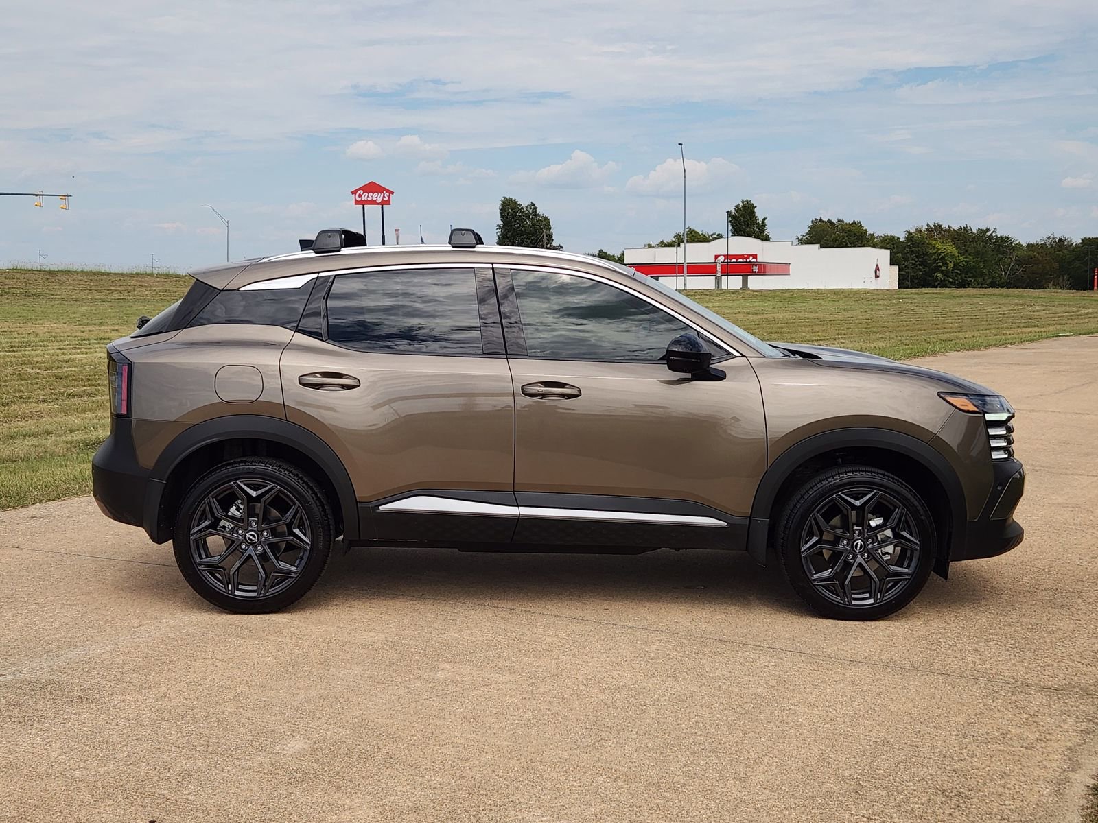 New 2026 Nissan Kicks SR w/ Illumination Package image 7