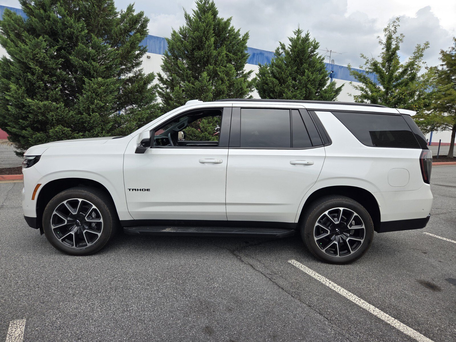 Used 2025 Chevrolet Tahoe RST w/ Comfort Package AWD/4WD image 8