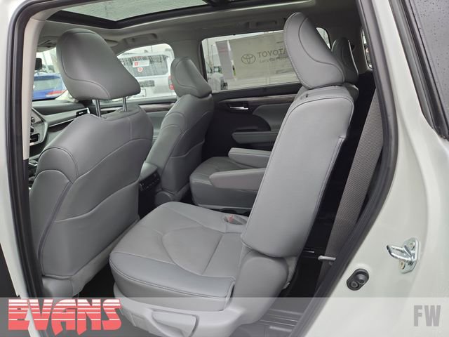 Certified 2025 Toyota Highlander Platinum image 24