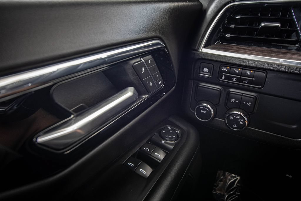 Used 2025 Chevrolet Suburban LT RWD image 33