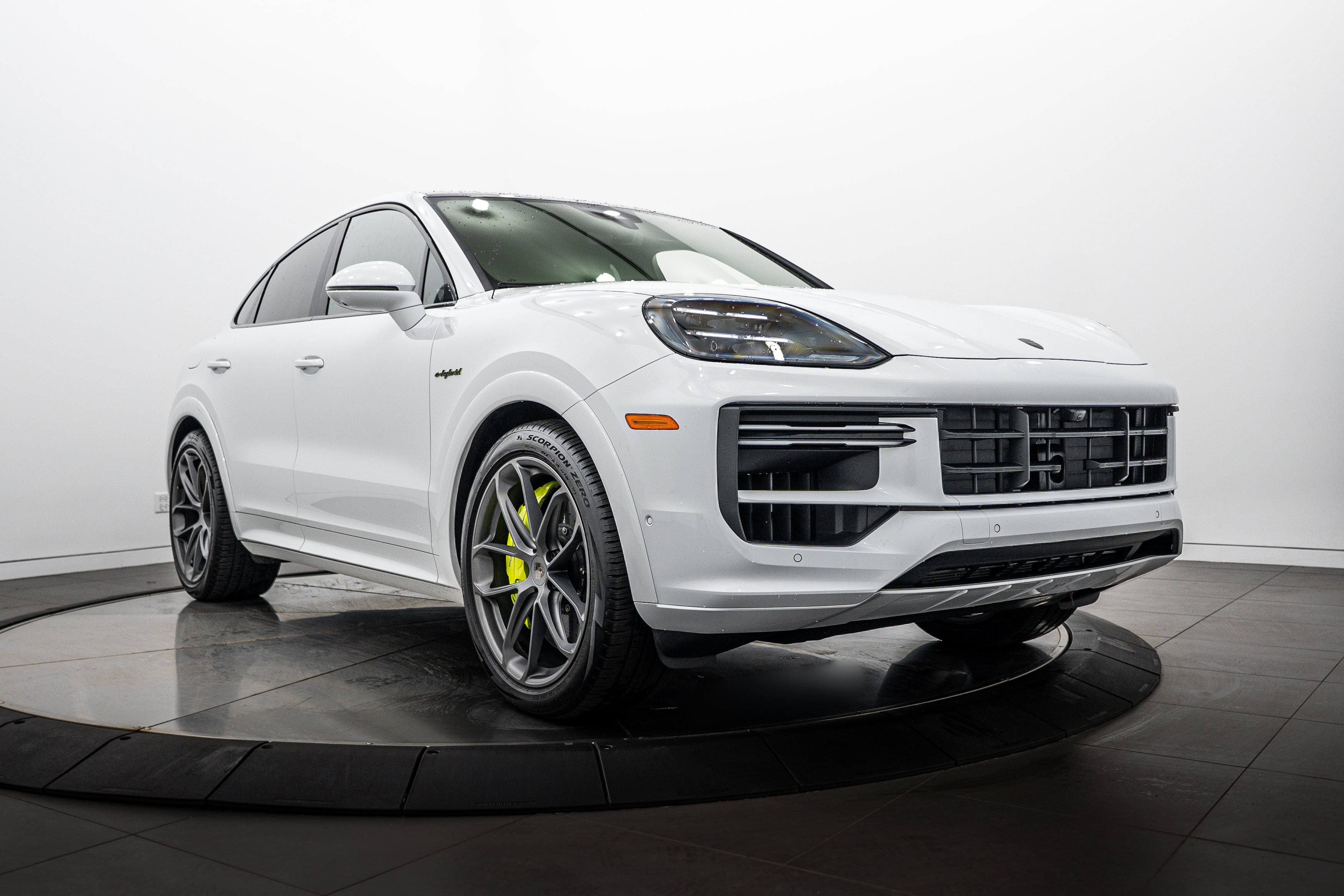 Certified 2025 Porsche Cayenne Turbo AWD/4WD image 9