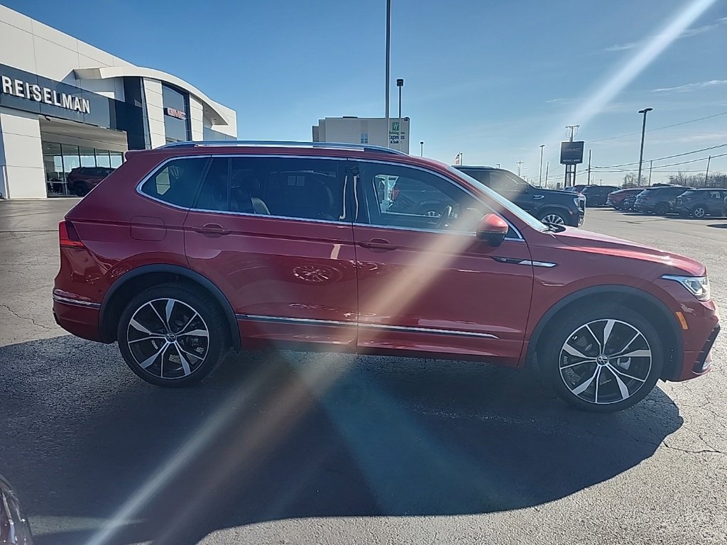 Used 2024 Volkswagen Tiguan SEL R-Line image 2