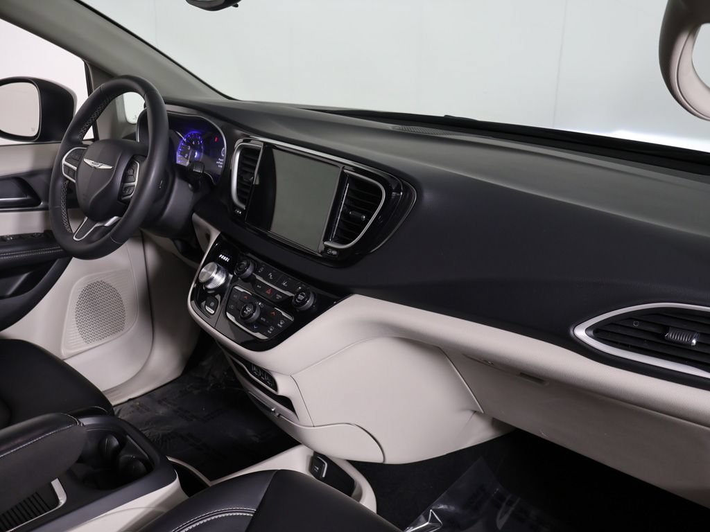 Used 2023 Chrysler Pacifica Touring-L FWD image 25