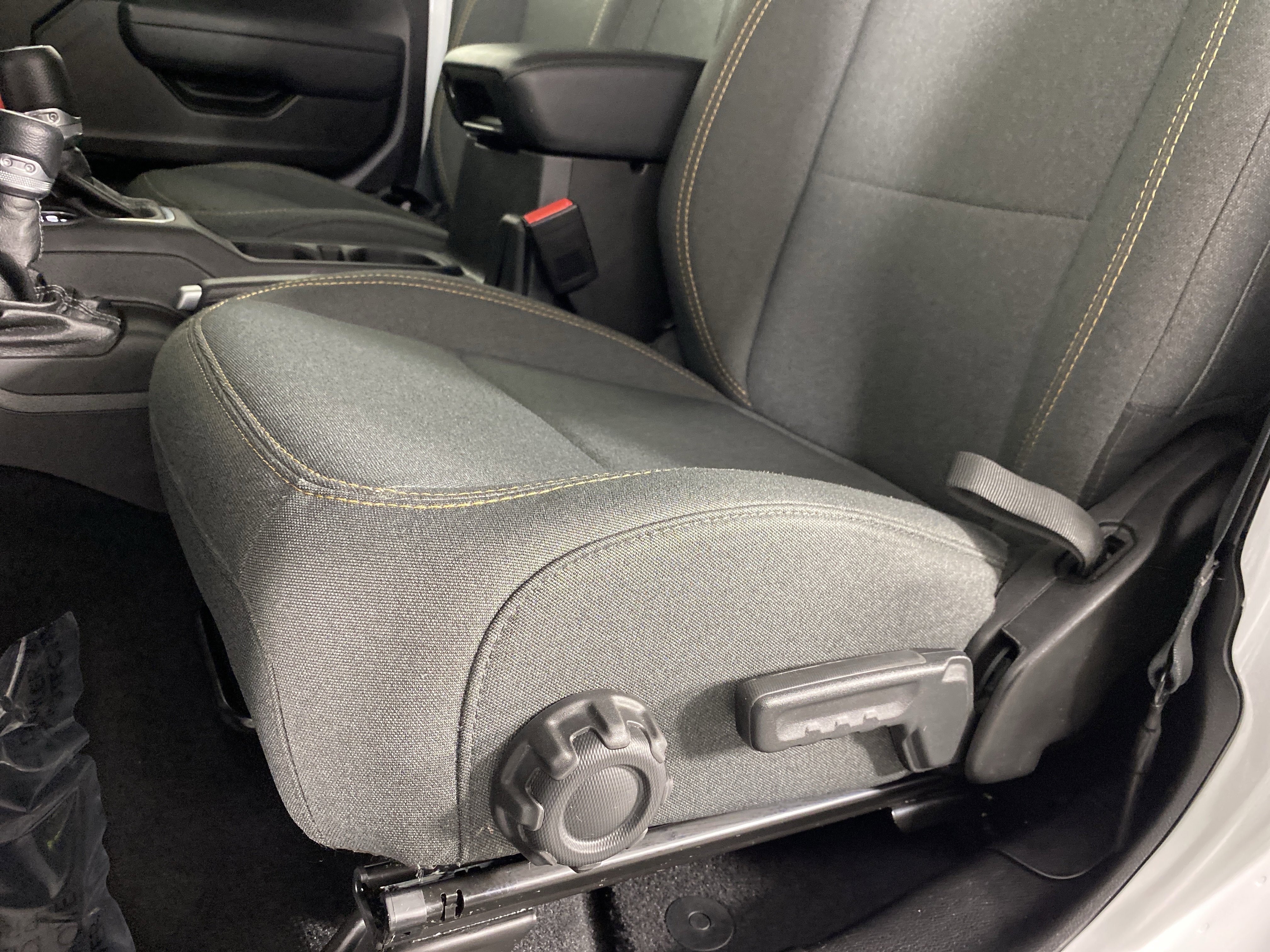 Used 2025 Jeep Wrangler Willys AWD/4WD image 17