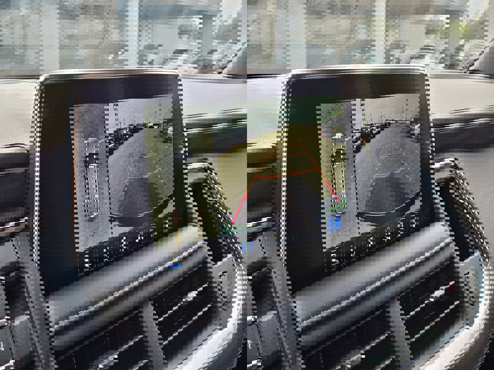 Used 2024 GMC Yukon SLT w/ SLT Luxury Package image 16