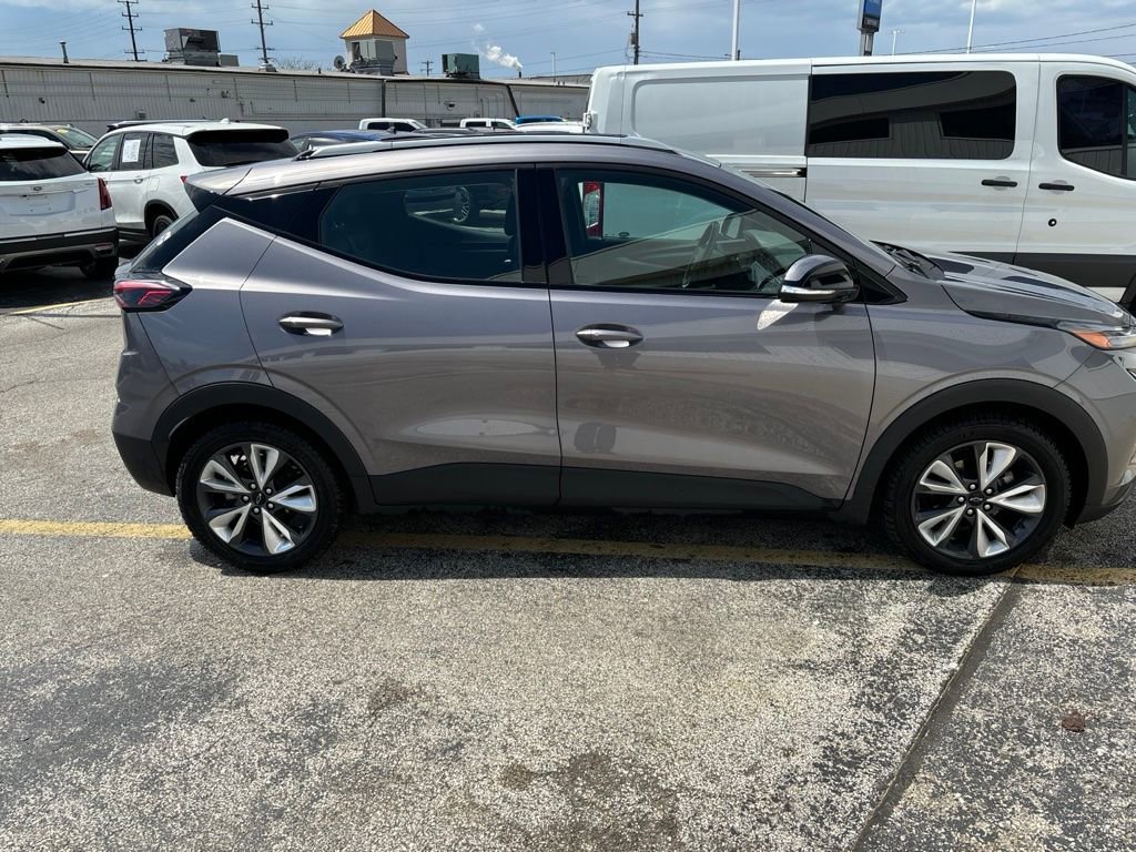 Used 2023 Chevrolet Bolt EUV LT w/ Convenience Package FWD image 4