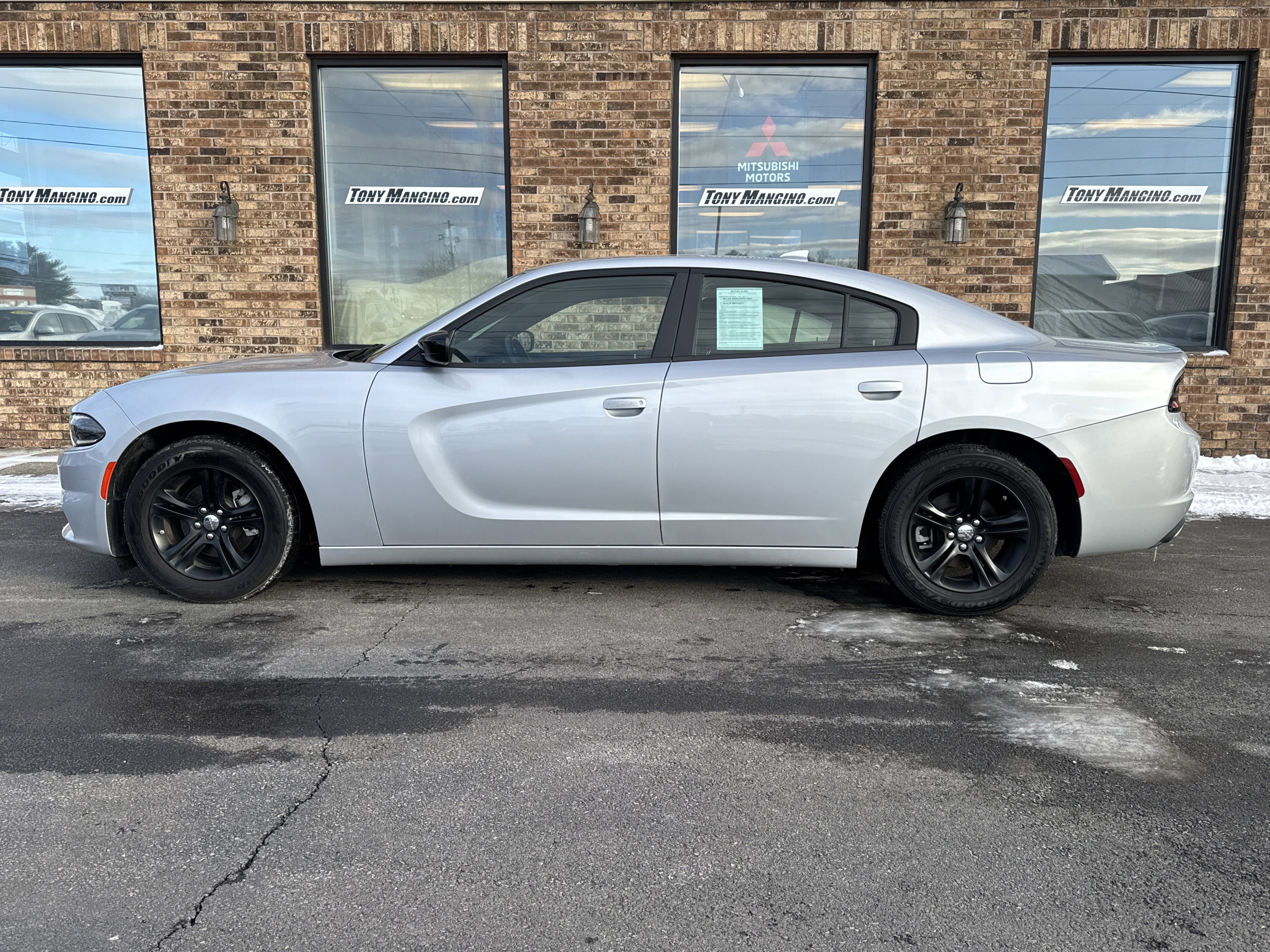 Used 2023 Dodge Charger SXT image 2