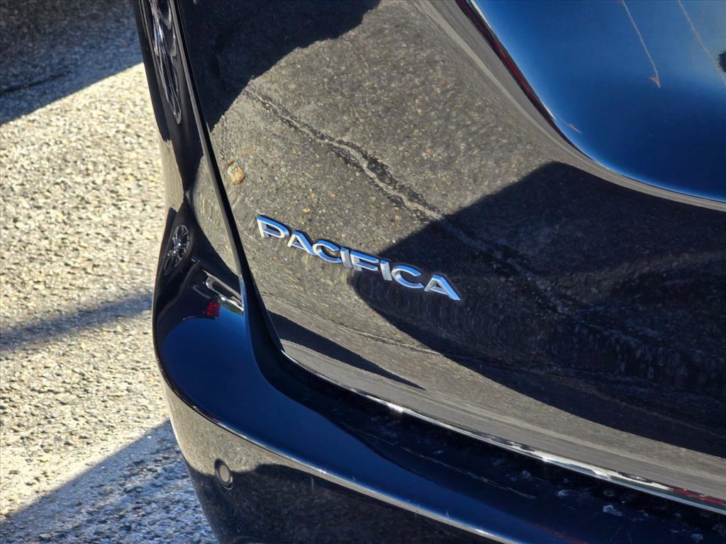 Used 2024 Chrysler Pacifica Touring-L FWD image 14