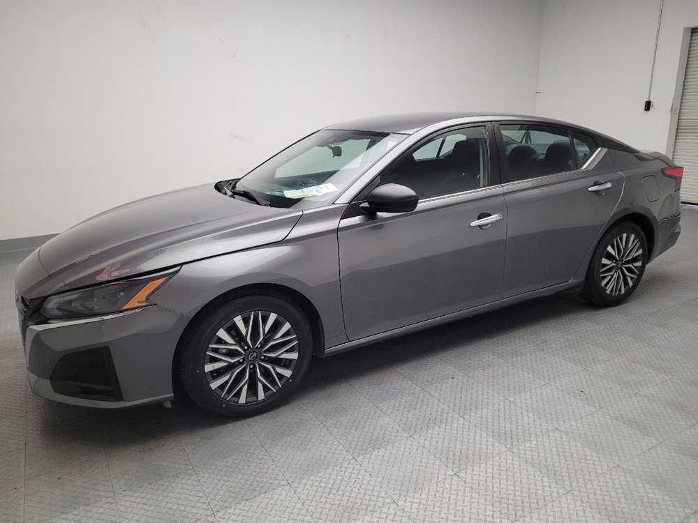 Used 2024 Nissan Altima 2.5 SV image 2