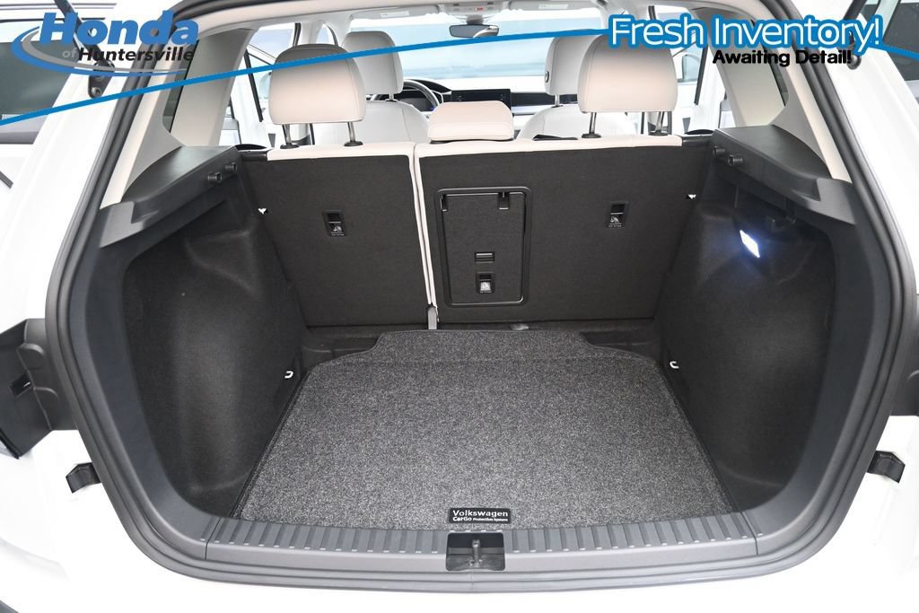 Used 2025 Volkswagen Taos SE w/ Panoramic Sunroof Package FWD image 12