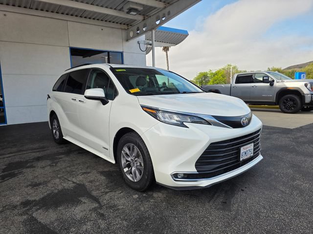 Used 2021 Toyota Sienna XLE w/ XLE Plus Package FWD image 3