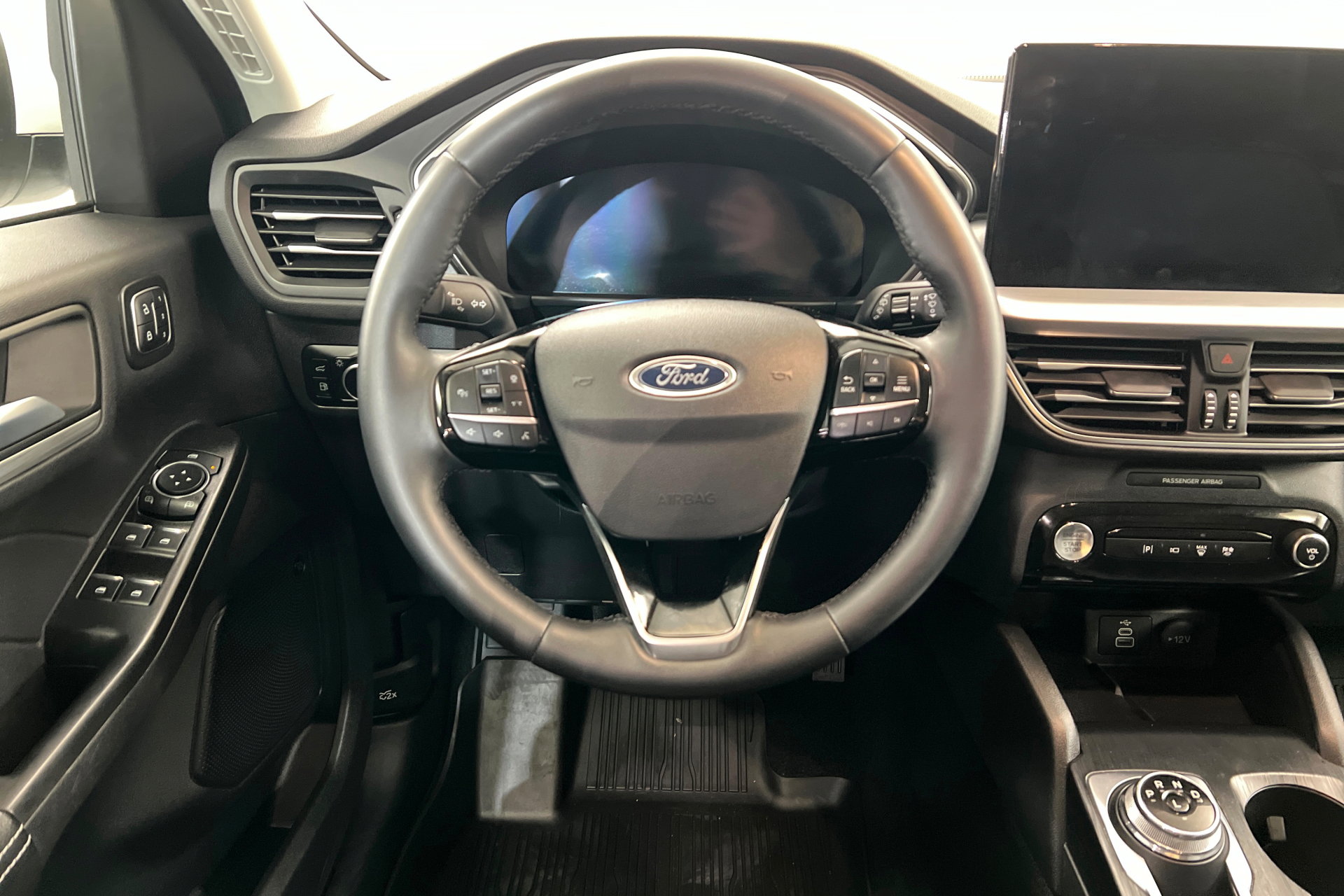 Used 2025 Ford Escape SE w/ PHEV Premium Package image 13