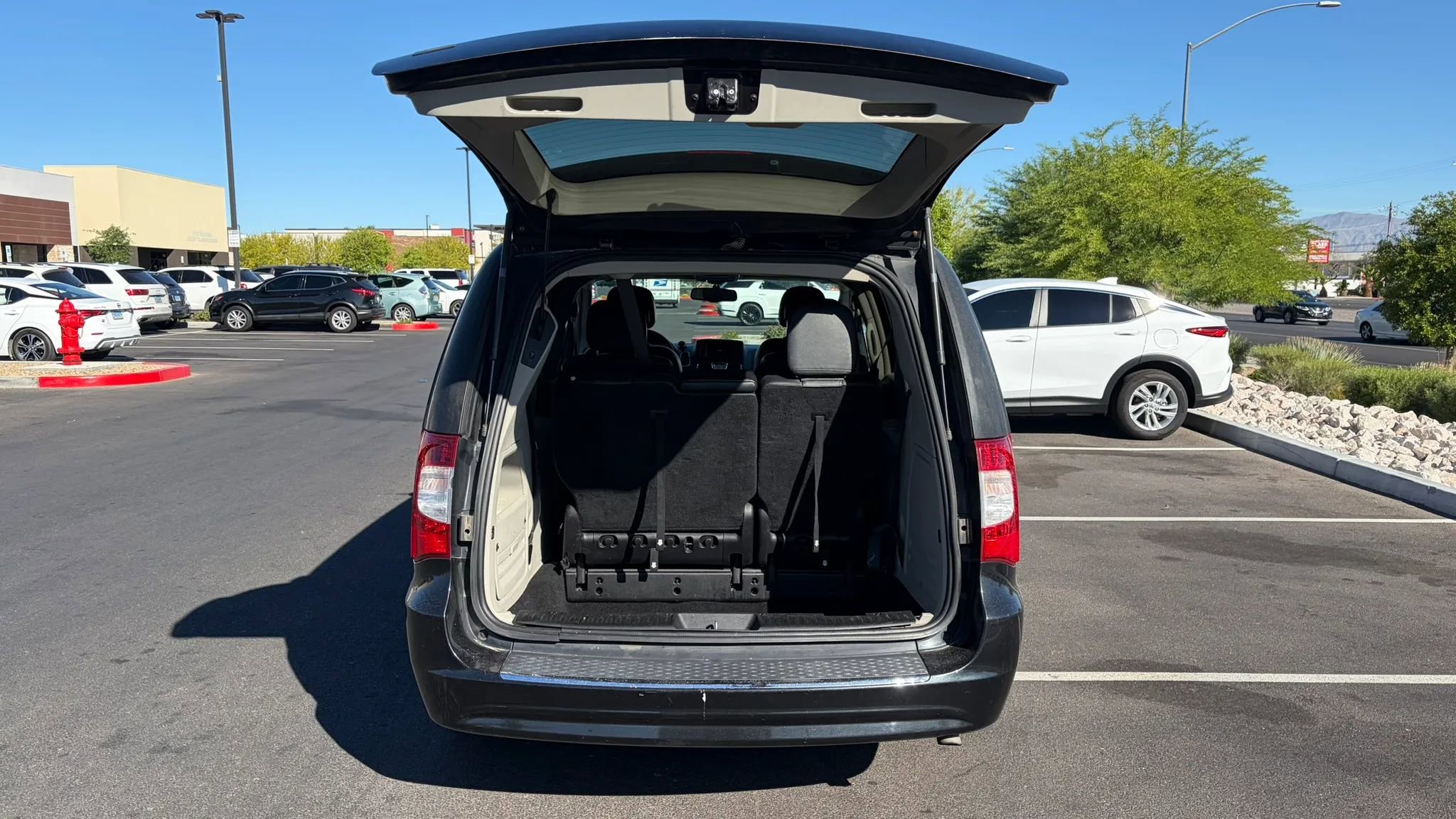 Used 2015 Chrysler Town & Country Touring FWD image 11
