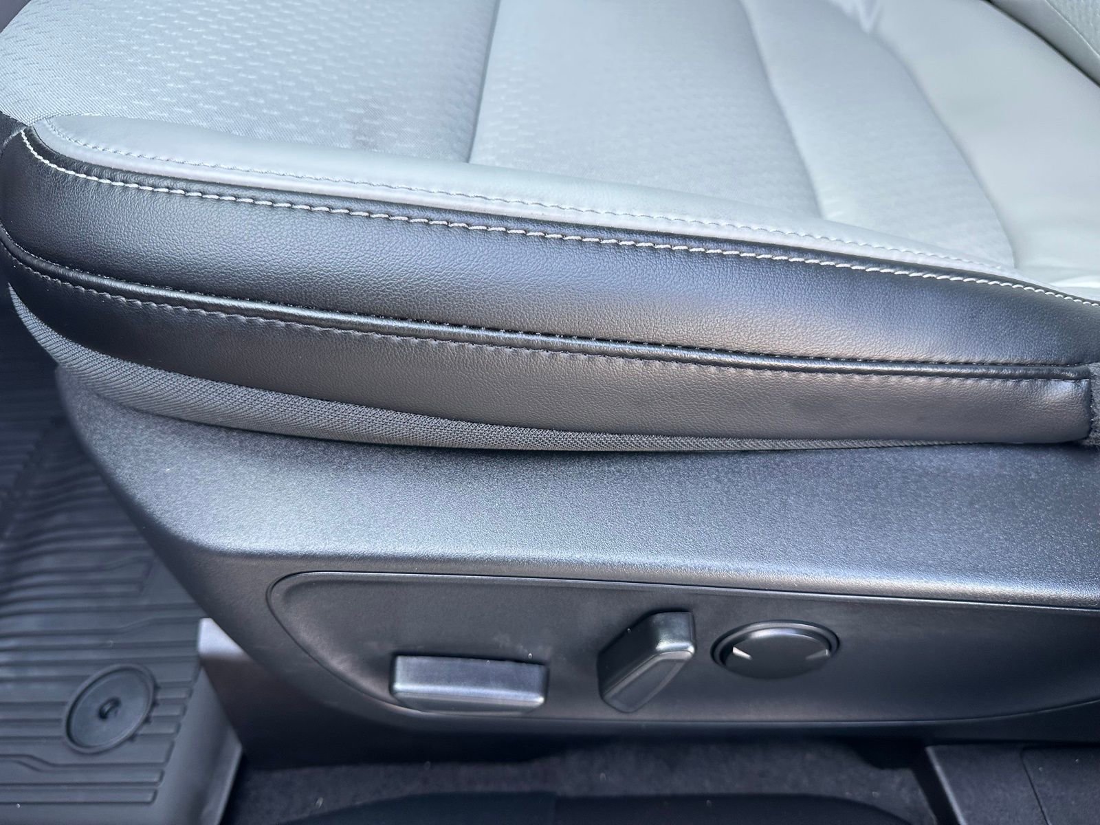 Used 2025 Ford Escape SE image 7