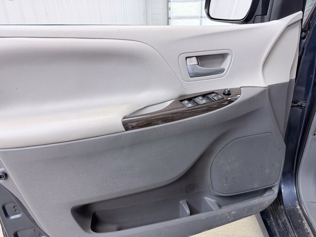 Used 2018 Toyota Sienna XLE w/ XLE Navigation Package FWD image 8
