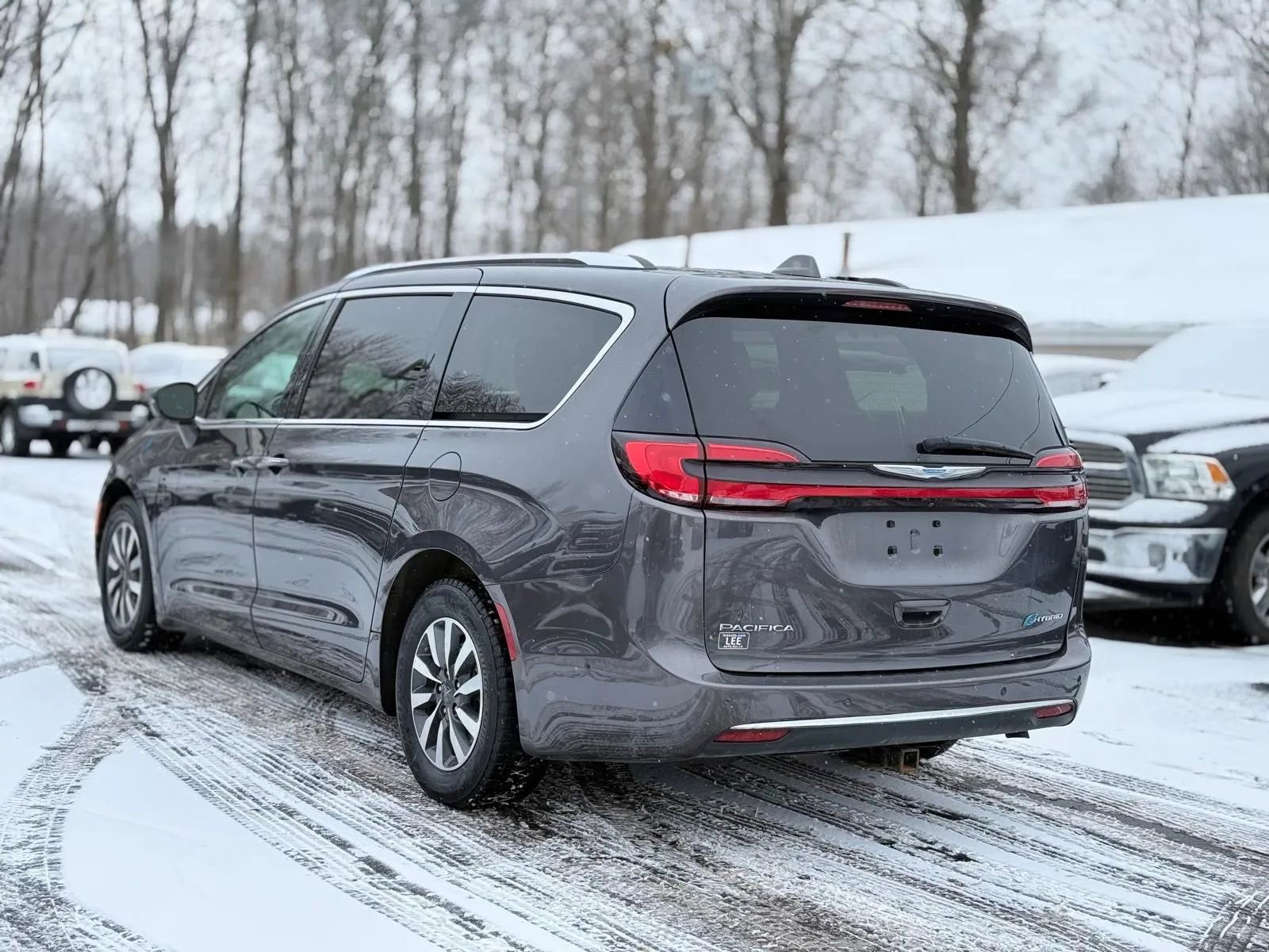 Used 2021 Chrysler Pacifica Touring-L image 6