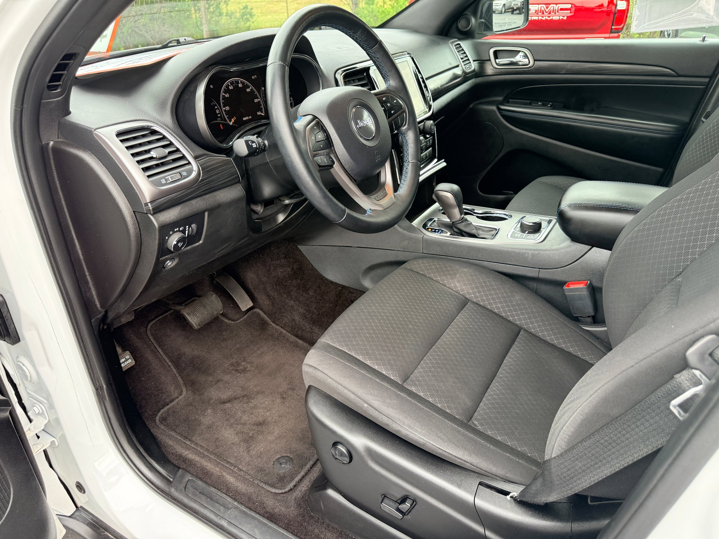 Used 2019 Jeep Grand Cherokee Laredo AWD/4WD image 13